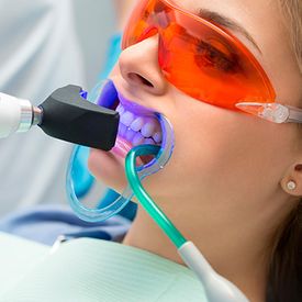 Art Clínica Dental mujer en tratamiento odontológico